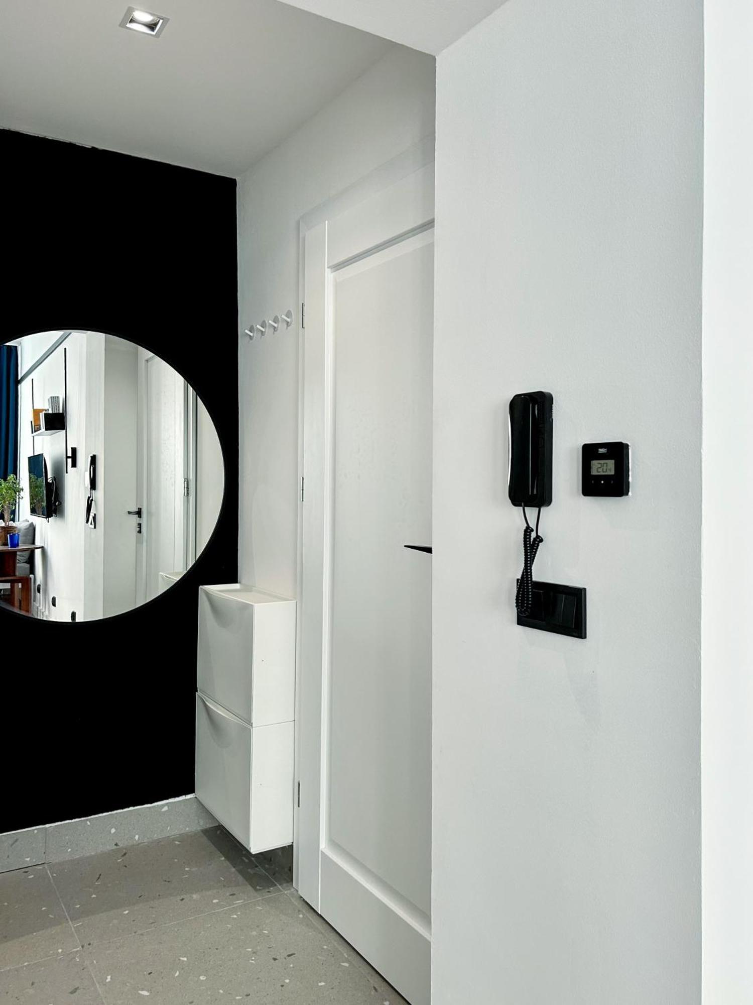 Apartment Composition 23 With Blue Circle *